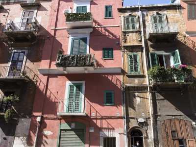 Anche su questa strada sono sempre i variopinti palazzi a dominare... (foto di Gennaro Gargiulo)